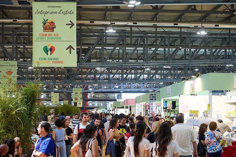 https://saloni.artigianoinfiera.it/storage/img/crops/f60cae3f-8aea-40d4-b5f6-87c9f3f69e5c/AFS_PAD13-15_BOULEVARD_0571__773d3830302663726f703d3830302532433533332532433025324330.jpg